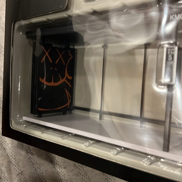 KAWS BUSTOP KUBRICK MEDICOM TOY - Picture 4 of 6